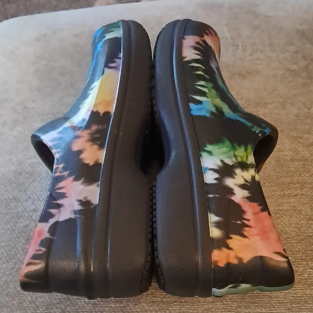 Tie Dye Crocs Clogs Like New condition women's size 7 - Picture 9 of 10
